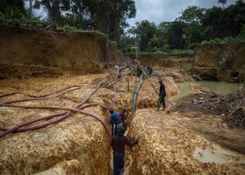 Projeto do governo federal pode liberar explorações de terras indígenas. Na foto, garimpo ilegal de ouro na reserva indígena ianomâmi, em Roraima. (Foto: Daniel Marenco/Agência O Globo)