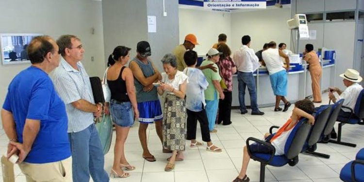Com filas, atrasos em concessões e falta de pessoal, INSS não tem concurso público previsto