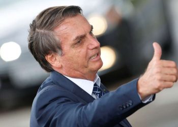 Presidente Jair Bolsonaro gesticula ao sair do Palácio da Alvorada (Foto: Adriano Machado/Reuters)
