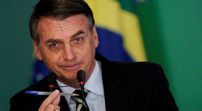 Bolsonaro diz que livros didáticos têm “muita coisa escrita”