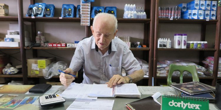 Idoso de 94 anos mantém comércio mais antigo de Juazeiro do Norte: ‘Acho ruim não fazer nada’