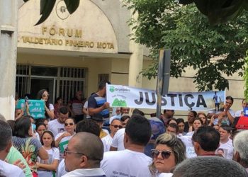 População de Granjeiro e familiares de prefeito assassinado realizam manifestação pedindo por justiça (Foto: João Victor Costa)