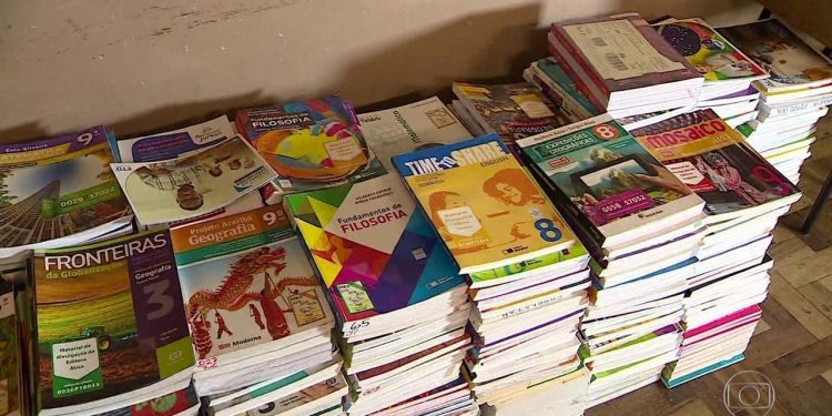 Ministério da Educação estuda descartar 2,9 milhões de livros didáticos nunca usados