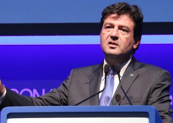 Ministro da Saúde confirma suspeita de coronavírus e fala em evitar a China