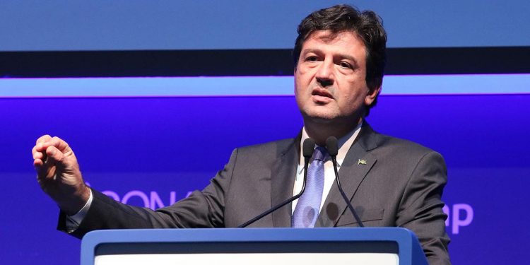 Ministro da Saúde confirma suspeita de coronavírus e fala em evitar a China