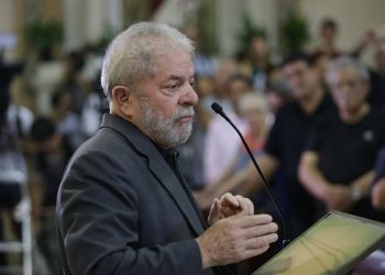 Lula vê ‘sociedade obrigada a achar maravilhoso entregar pizza de Uber’