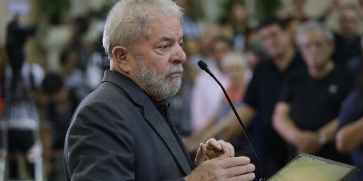 Lula vê ‘sociedade obrigada a achar maravilhoso entregar pizza de Uber’
