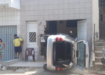 Motorista perde controle do carro e tomba após invadir garagem de residência, em Crato (Foto: Arquivo Pessoal)