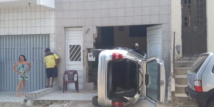 Condutor perde o controle de veículo e tomba após invadir garagem de residência no Crato