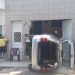 Condutor perde o controle de veículo e tomba após invadir garagem de residência no Crato