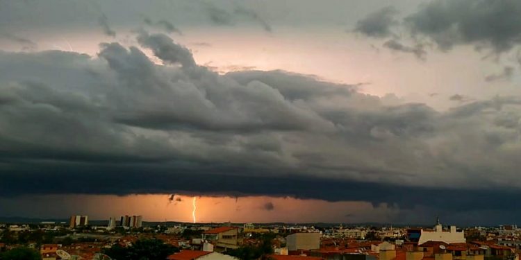 Mais de 5,6 mil raios foram registrados em 2020 no Ceará