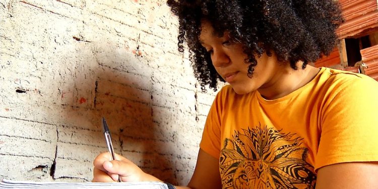 Filha de diarista é aprovada em medicina, e mãe diz: ‘Contava nos dedos o dinheiro da passagem para o cursinho’