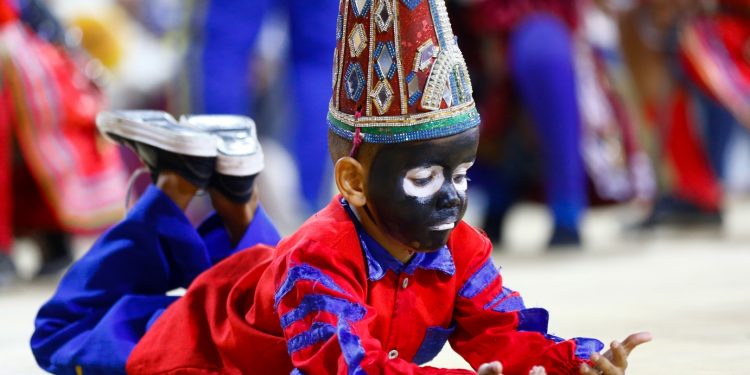 Mestres do reisado saem às ruas em mais um Dia de Reis