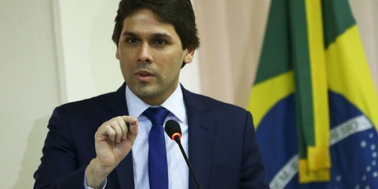 Governo Bolsonaro anuncia demissão do presidente do INSS
