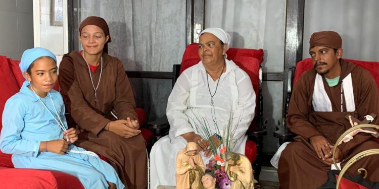 Família de romeiros caminha 18 dias, de Pernambuco a Juazeiro do Norte, para pagar promessa