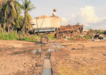 Bairro Pio XXII, em Juazeiro do Norte. População convive com esgotos a céu aberto (Foto: Antonio Rodrigues)