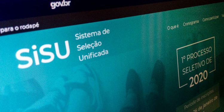 MEC libera consulta de bolsas do Prouni, mas suspende inscrições