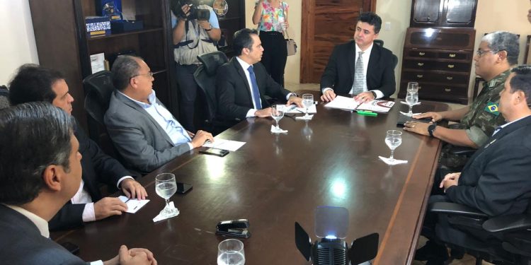 Comissão dos 3 Poderes se reúne para tratar de soluções para a paralisação dos militares do CE