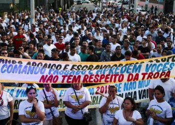 Manifestação de policiais e bombeiros militares contra a proposta de reajuste de salário do governo Camilo Santana. Mais de 3 manifestantes ocuparam a Avenida Desembargador Moreira, em frente à Assembleia Legislativa do Ceará (Foto: Aurelio Alves/O Povo)