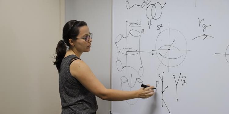 Pesquisadora da UFCA propõe ferramenta que possibilita simplificação de problemas estudados pela Teoria das Singularidades
