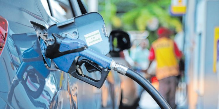 Gasolina seria 44% mais barata com tributos zerados