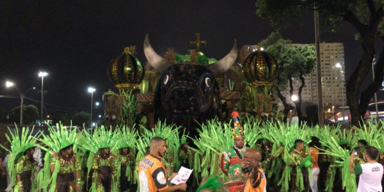 Homenageando Barbalha, Acadêmicos de Santa Cruz conquista Estandarte de Ouro de melhor samba-enredo