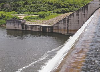 O Açude Gameleira começou a sangrar nesta quinta (Foto: Marcelino Júnior)