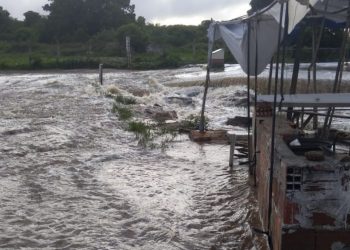 Água do açude chegou a algumas propriedades que ficam próximas (Foto: Reprodução)