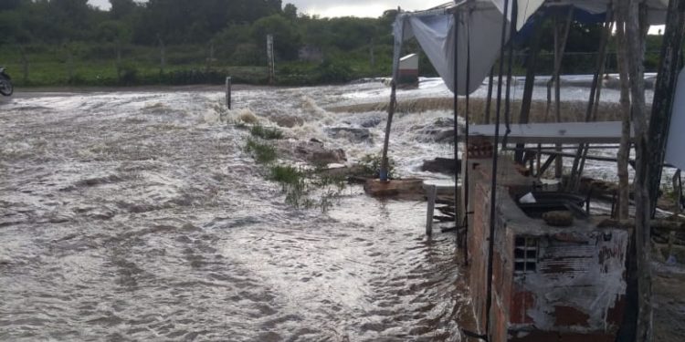 Parede auxiliar do açude Granjeiro rompe em Ubajara
