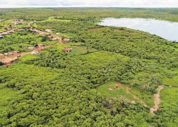 O Açude Pilões, que fica entre Morrinhos e Santana do Acaraú, está bem próximo a áreas habitadas. A pequena distância reforça a necessidade de segurança na barragem (Foto: Nilton Alves)