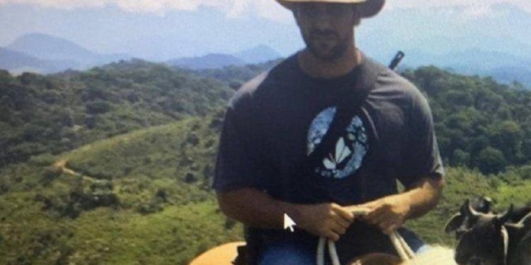 Herói para Bolsonaro, miliciano morto na Bahia acumulava punições da PM quando homenageado