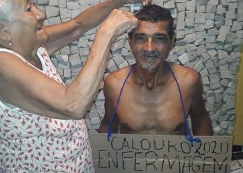 Alcyr Carneiro com a mãe, na comemoração pela aprovação no curso de enfermagem da UFPA, em Belém (Foto: Reprodução/Arquivo Pessoal)