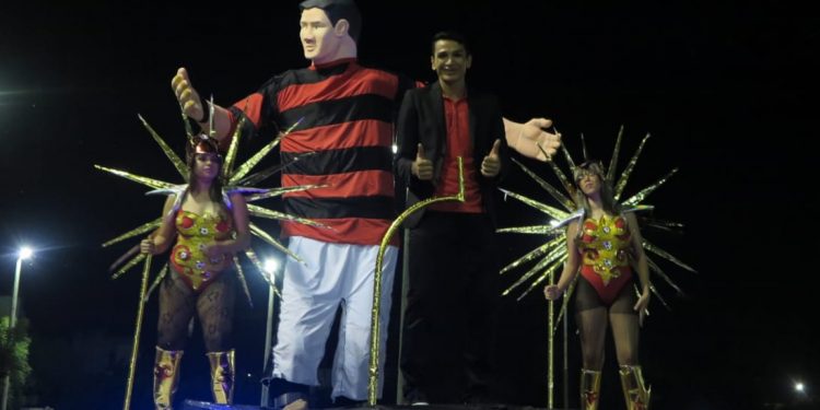 Ídolo do Flamengo, Ronaldo Angelim é tema de escola de samba em Barbalha