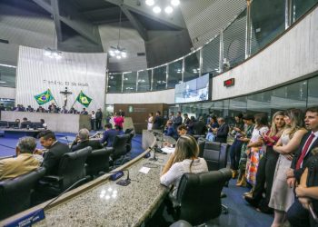 Deputado pede vista e adia votação de PEC que proíbe anistia de policiais