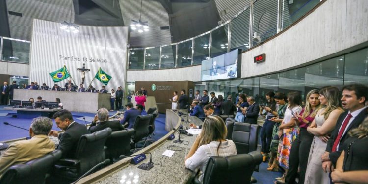 Deputado pede vista e adia votação de PEC que proíbe anistia de policiais