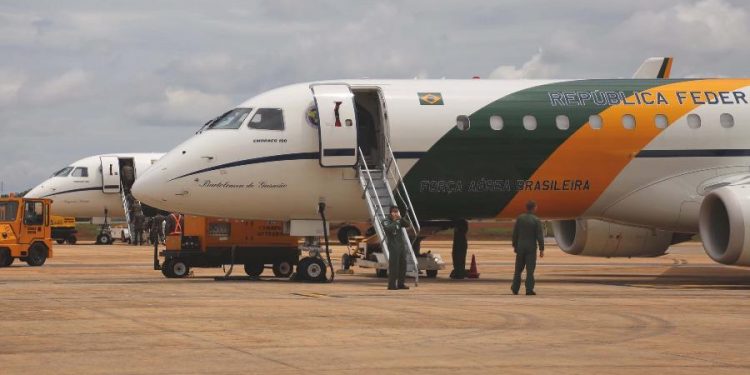 Coronavírus: dois aviões decolam para resgatar brasileiros na China
