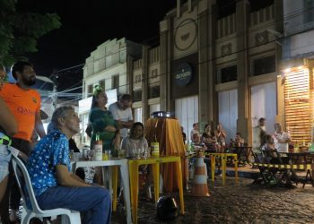 Dois telões foram montados em Barbalha para a população local acompanhar o desfile (Foto: Antônio Rodrigues)