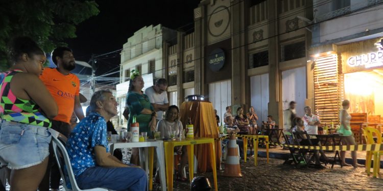 Moradores de Barbalha assistem ao desfile no Rio em homenagem à cidade em telões nas ruas