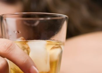Misturar álcool com energético pode ser nocivo para o organismo, alerta cardiologista