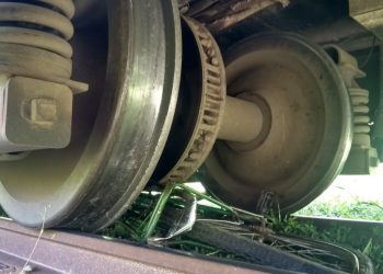 Bicicleta da vítima ficou debaixo do veículo em Juazeiro do Norte (Foto: PH Rodrigues/SVM)