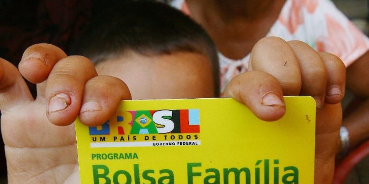 Governo Bolsonaro fecha porta e reduz em 75% reingressos ao Bolsa Família