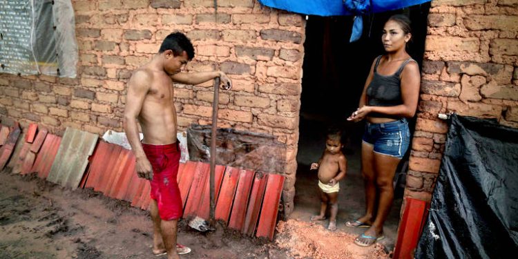 Bolsonaro trava Bolsa Família em cidades pobres e fila chega a 1 milhão