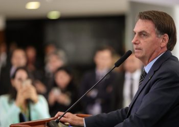 Bolsonaro evita imprensa em 1ª aparição pública após apoiar manifestações