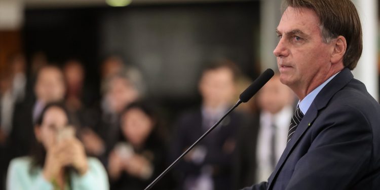 Bolsonaro evita imprensa em 1ª aparição pública após apoiar manifestações