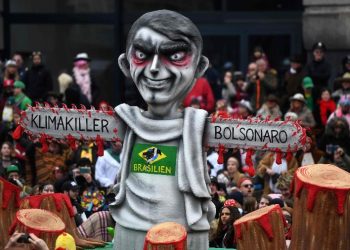 Bolsonaro é retratado como ‘assassino do clima’ em folia alemã