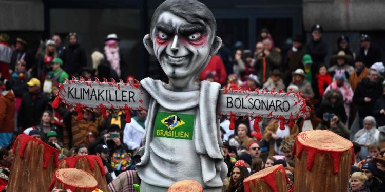 Bolsonaro é retratado como ‘assassino do clima’ em folia alemã