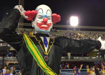 Acadêmicos de Vigário Geral trouxe palhaço com faixa presidencial em um dos tripés (Foto: Rafael Nascimento de Souza/Agência O Globo)