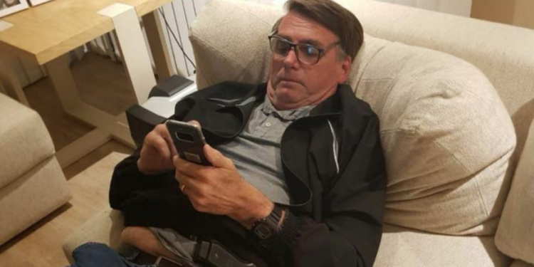 Bolsonaro convoca via WhatsApp ato contra Congresso e STF