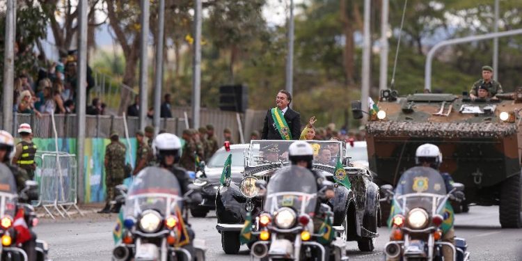Para especialistas, militarização do governo é fruto de sua incompetência
