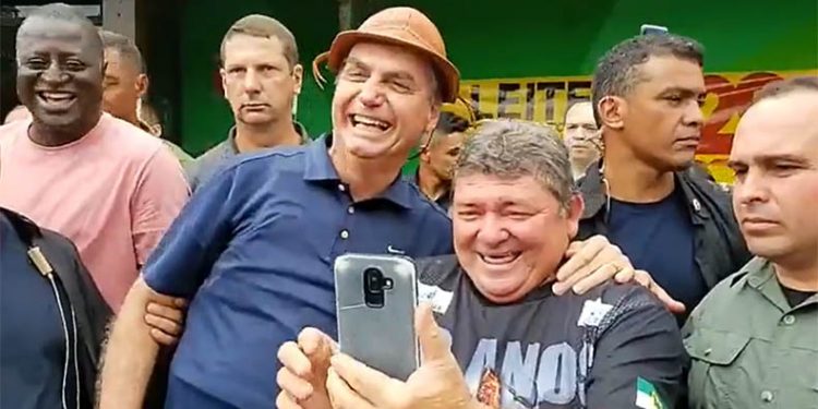 Bolsonaro pergunta a apoiador ‘por que todo cearense tem cabeça grande’